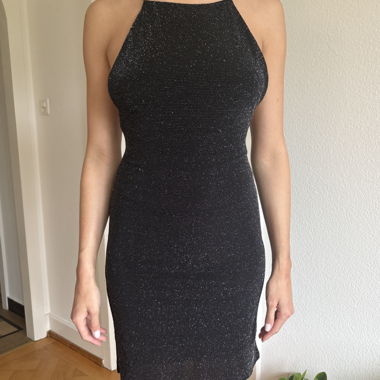 Schwarzes Kleid mit offenem Rücken