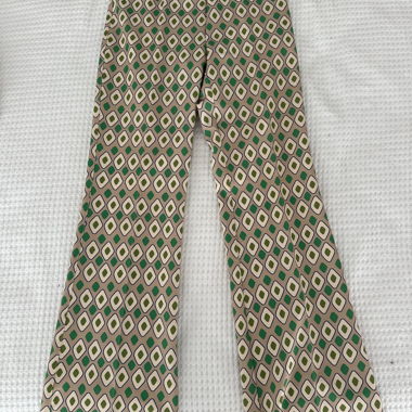 Pantalons verts et beiges