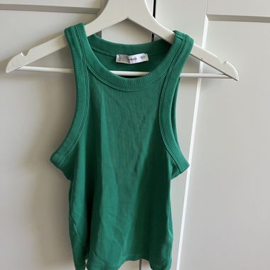 Grünes geripptes Tanktop
