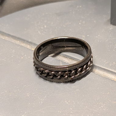 Bague noire chaine qui tourne 