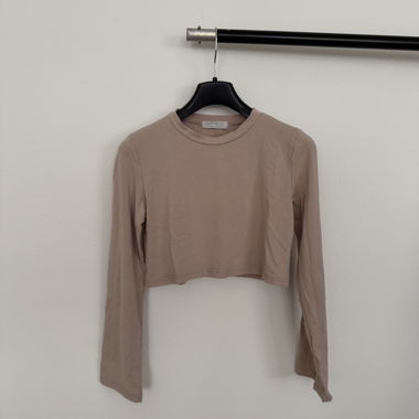 Beige long-sleeve crop top