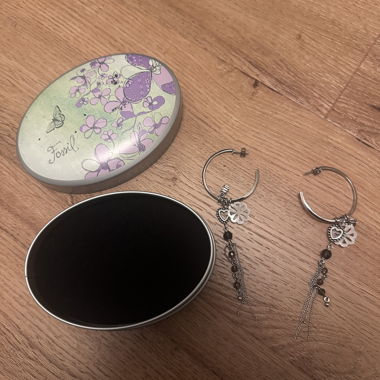 Orecchini a cerchio vintage Fossil con ciondoli