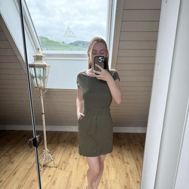 Olivgrünes Freizeitkleid mit Taschen