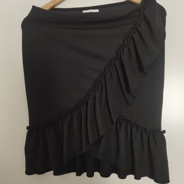 Jupe stretch noire avec volants