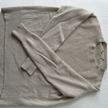 Pull beige col rond en maille fine en cachemire 