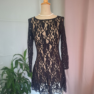 Robe dentelle noire patineuse transparente