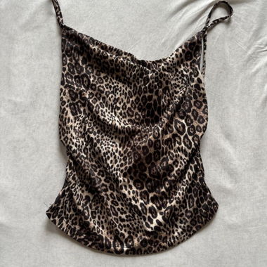 Top à motif léopard, dos profondément découpé, taille S