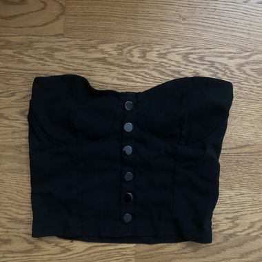 Bustier court noir avec boutons