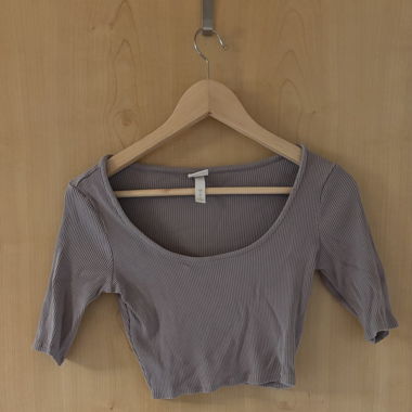 T-shirt corto aderente con maniche a metà lunghezza