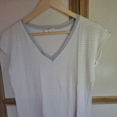 T-shirt aux rayures argentées