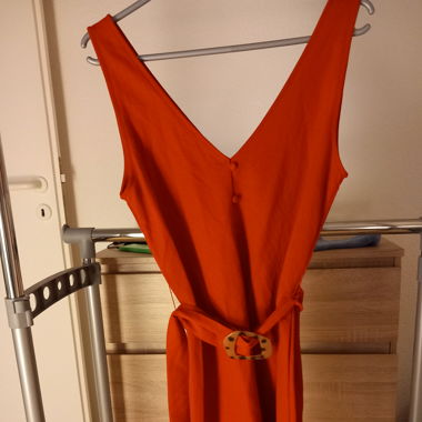 Rotes Kleid mit Gürtel