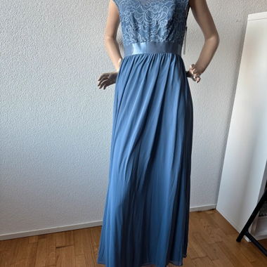 Abito lungo in pizzo blu di Ever Pretty