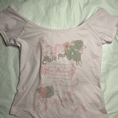 Top asimmetrico rosa scollato sulle spalle