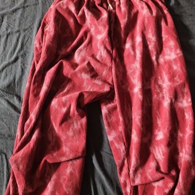 Pantalon en velours rouge