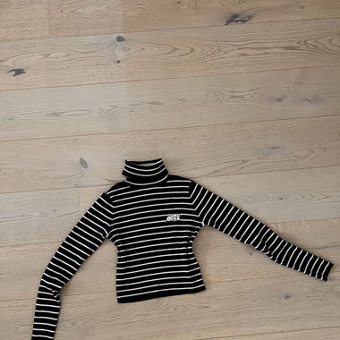 Obey sweater