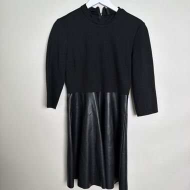Schwarzes Kontrastkleid