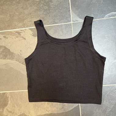 Crop top a coste nero