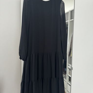 Schwarzes Midi-Kleid mit Volants