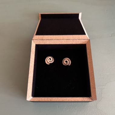 Spiralförmige Ohrstecker 