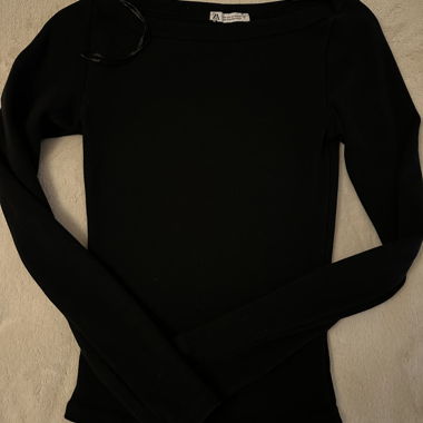 Maglia nera a maniche lunghe