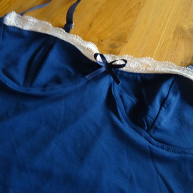 Cami en satin bleu marine