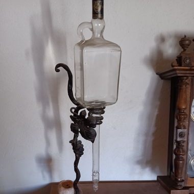 Bidule en verre avec son présentoir en fer forgé