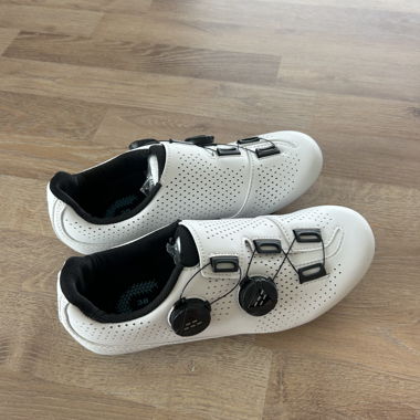 Weisse SPD-Veloschuhe mit BOA-Verschluss 