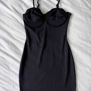 Abito nero con spalline