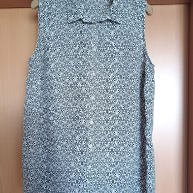 Chemise gris-blanc sans manches à motif