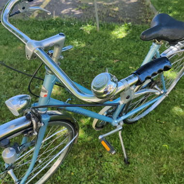 Vélo de ville bleu vintage