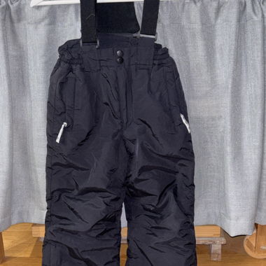 Schwarze Kinder-Skihose mit abnehmbaren Trägern