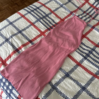 Rosa Kleid mit offenem Rücken