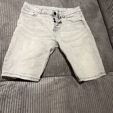 Graue Denim-Shorts