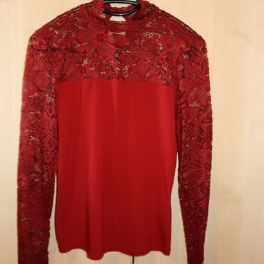 Top a maniche lunghe con pizzo