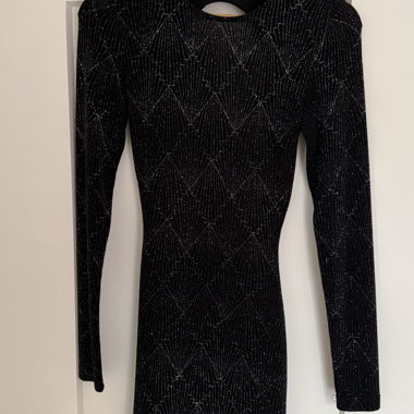 Robe noire avec découpe dans le dos