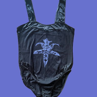 Schwarzer Body mit violem Siebdruck