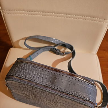 Blauer Manor-Tasche aus Kunstleder mit doppeltem Reissverschluss
