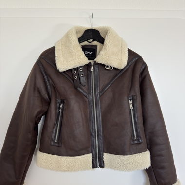 Braune ONLY Lammfellimitat-Jacke