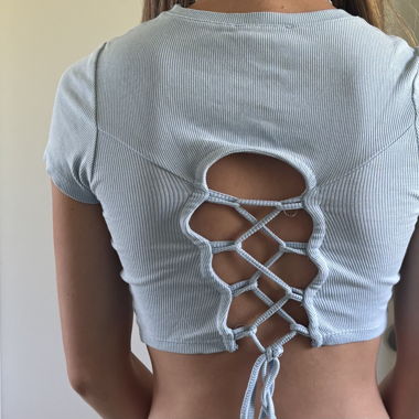 Blaues Neckholder-Top