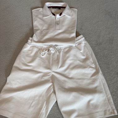 Loro Piana Weisses Set aus Polo und Shorts