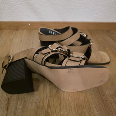 Beige Riemchensandalen mit Blockabsatz