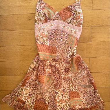 Boho-Bleistiftkleid mit bestickten Blumen in Rosa & Orange