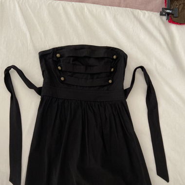 Robe noire et boutons dorés