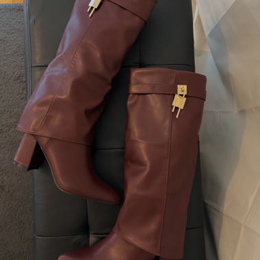 Bordeauxrote kniehohe Stiefeletten mit Absatz