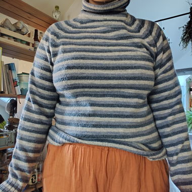 Schöner Rollkragenpullover, blau gestreift