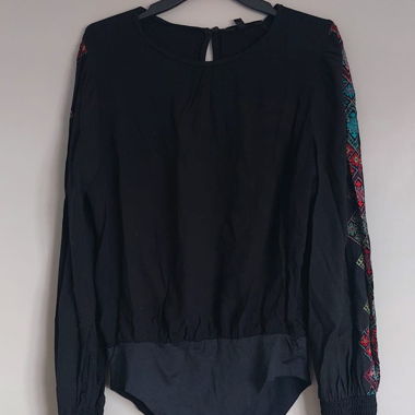 Schwarzer bestickter Body