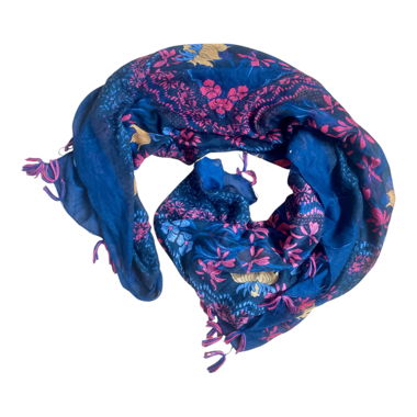 Blauer Schal mit Blumenmuster
