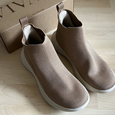 Vivaia beige knit sneakers