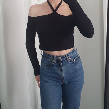Top nero con spalle scoperte