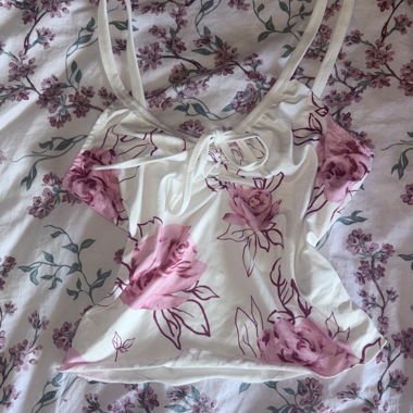 Blumiges Sommer-Top mit Trägern